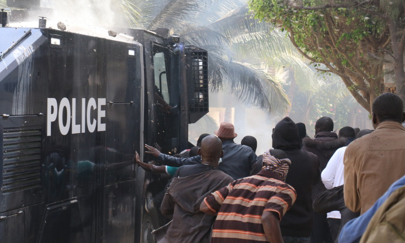 De violents affrontements ont éclaté lundi entre forces de l'ordre et manifestants pro-Sonko