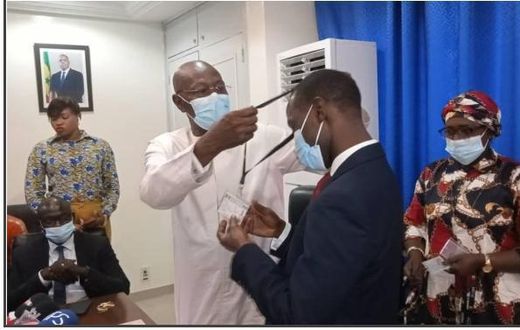 Daouda Mine reçoit sa carte de presse