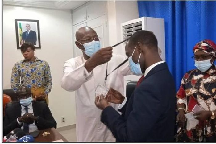 Daouda Mine reçoit sa carte de presse