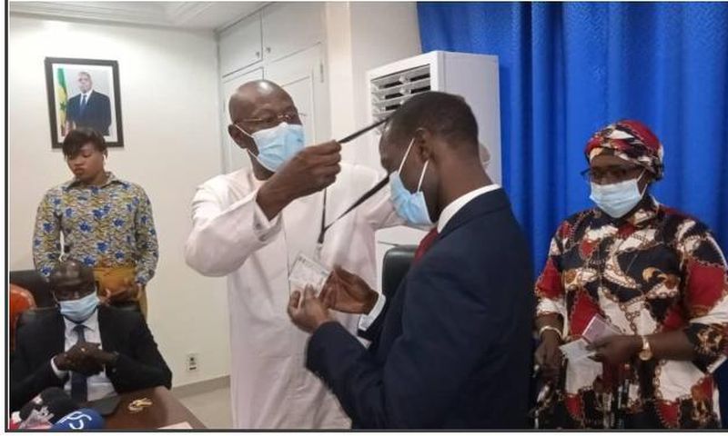 Daouda Mine reçoit sa carte de presse