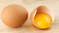 4 raisons pour lesquelles vous devez commencer à boire des jaunes d'oeufs crus
