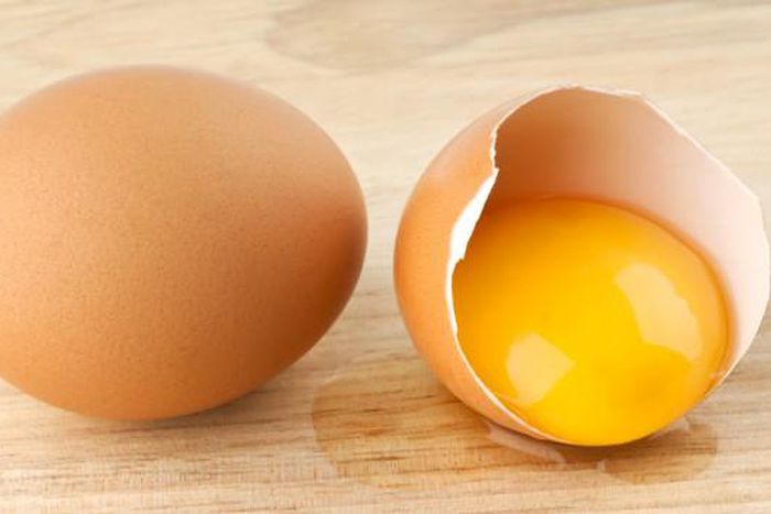 4 raisons pour lesquelles vous devez commencer à boire des jaunes d'oeufs crus