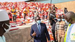 Macky Sall a donné le samedi 11 avril 2020 le coup d'envoi pour la distribution de l'aide alimentaire d'urgence destinée à près d'un million de ménages sénégalais, à cause du crise économique engendrée par la pandémie du nouveau Coronavirus.