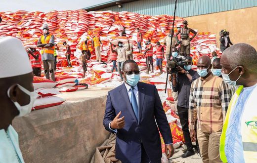 Macky Sall a donné le samedi 11 avril 2020 le coup d'envoi pour la distribution de l'aide alimentaire d'urgence destinée à près d'un million de ménages sénégalais, à cause du crise économique engendrée par la pandémie du nouveau Coronavirus.