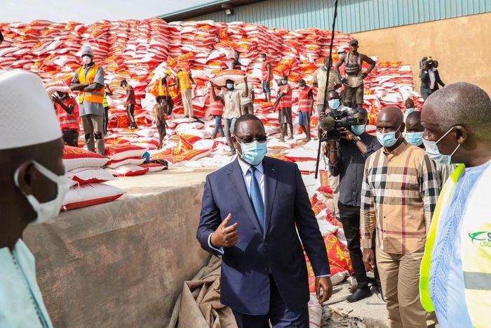 Macky Sall a donné le samedi 11 avril 2020 le coup d'envoi pour la distribution de l'aide alimentaire d'urgence destinée à près d'un million de ménages sénégalais, à cause du crise économique engendrée par la pandémie du nouveau Coronavirus.