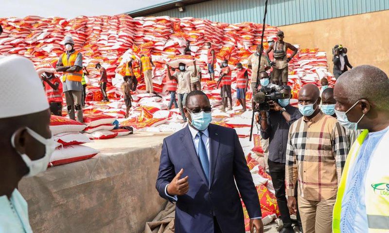 Macky Sall a donné le samedi 11 avril 2020 le coup d'envoi pour la distribution de l'aide alimentaire d'urgence destinée à près d'un million de ménages sénégalais, à cause du crise économique engendrée par la pandémie du nouveau Coronavirus.