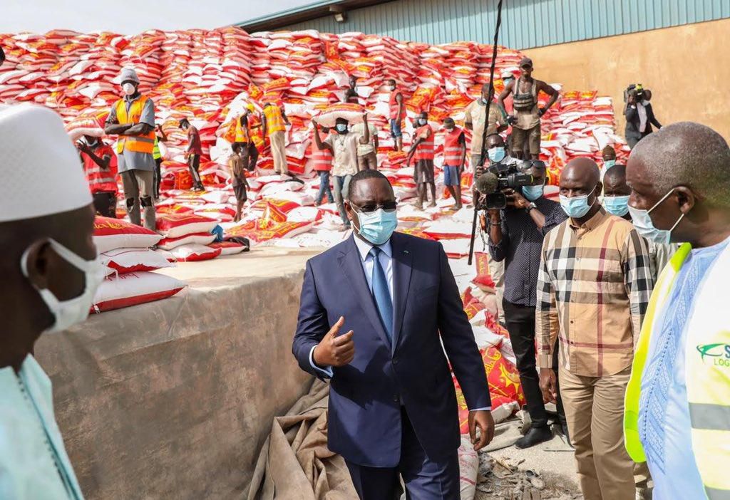 Macky Sall a donné le samedi 11 avril 2020 le coup d'envoi pour la distribution de l'aide alimentaire d'urgence destinée à près d'un million de ménages sénégalais, à cause de la crise économique engendrée par la pandémie du nouveau Coronavirus.