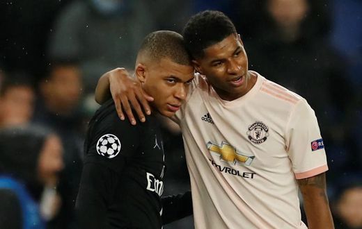 Kylian-Mbappé avec Marcus Rashford pendant un match de LdC entre le PSG et Man United