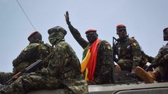 Le colonel Mamady Doumbouya escorté par les membres de son unité spéciale
