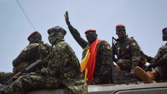 Le colonel Mamady Doumbouya escorté par les membres de son unité spéciale