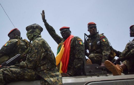 Le colonel Mamady Doumbouya escorté par les membres de son unité spéciale