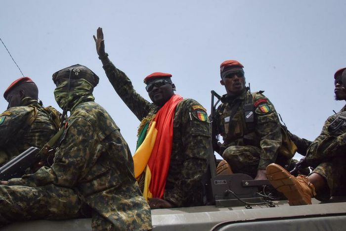 Le colonel Mamady Doumbouya escorté par les membres de son unité spéciale