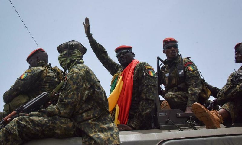 Le colonel Mamady Doumbouya escorté par les membres de son unité spéciale
