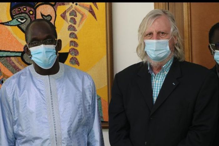 Pr Raoult reçu par Diouf Sarr
