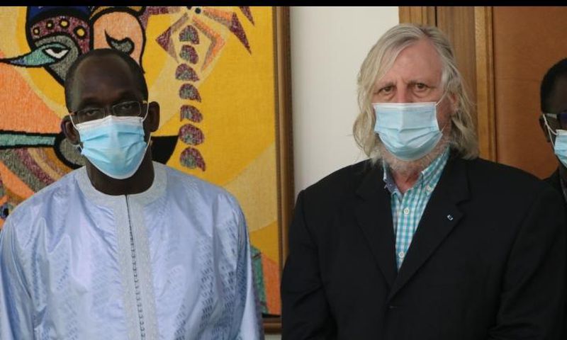 Pr Raoult reçu par Diouf Sarr
