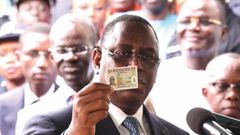 Le président Macky Sall brandit sa carte d'identité nationale