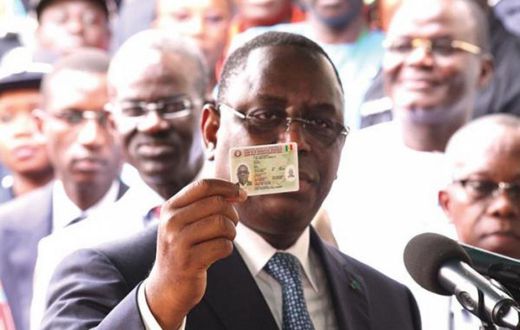 Le président Macky Sall brandit sa carte d'identité nationale