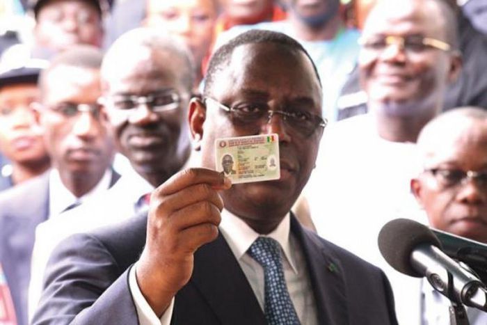 Le président Macky Sall brandit sa carte d'identité nationale
