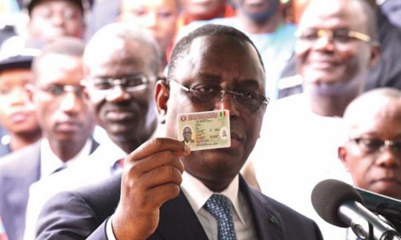 Le président Macky Sall brandit sa carte d'identité nationale