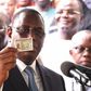 Le président Macky Sall brandit sa carte d'identité nationale