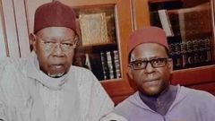 Serigne Abdou Aziz Sy (à droite) en compagnie de son père Serigne Moustapha Sy Djamil (à gauche)