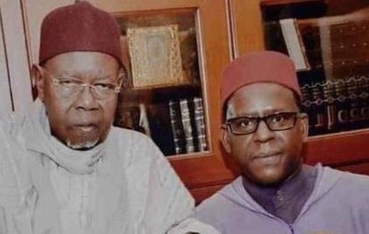Serigne Abdou Aziz Sy (à droite) en compagnie de son père Serigne Moustapha Sy Djamil (à gauche)