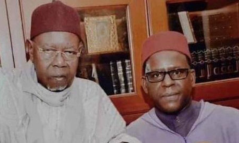 Serigne Abdou Aziz Sy (à droite) en compagnie de son père Serigne Moustapha Sy Djamil (à gauche)