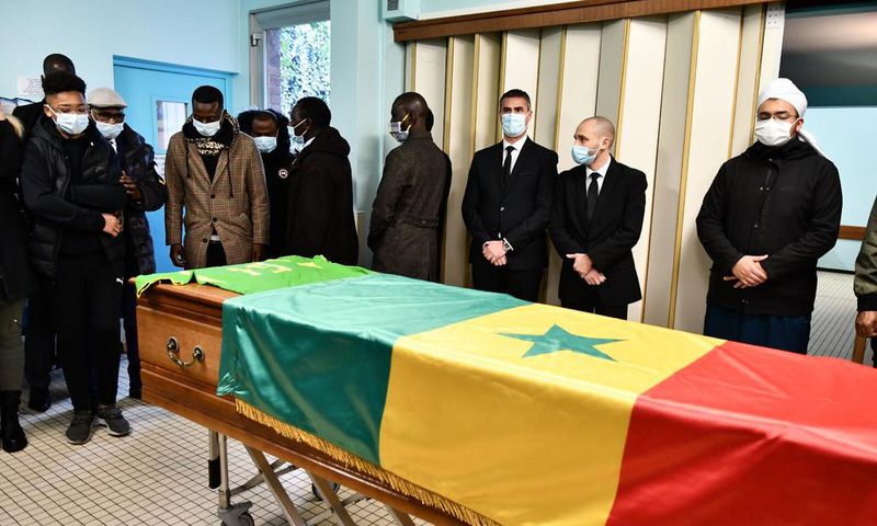 Papa Bouba Diop levee du corps