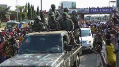 Les habitants applaudissent les soldats de l'armée alors qu'ils célèbrent le soulèvement à Conakry, en Guinée, le 5 septembre 2021 REUTERS - Souleymane Camara