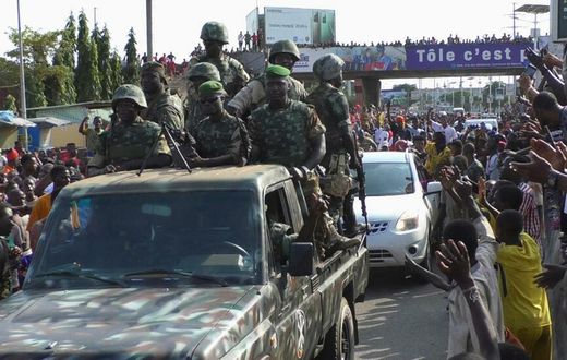 Les habitants applaudissent les soldats de l'armée alors qu'ils célèbrent le soulèvement à Conakry, en Guinée, le 5 septembre 2021 REUTERS - Souleymane Camara