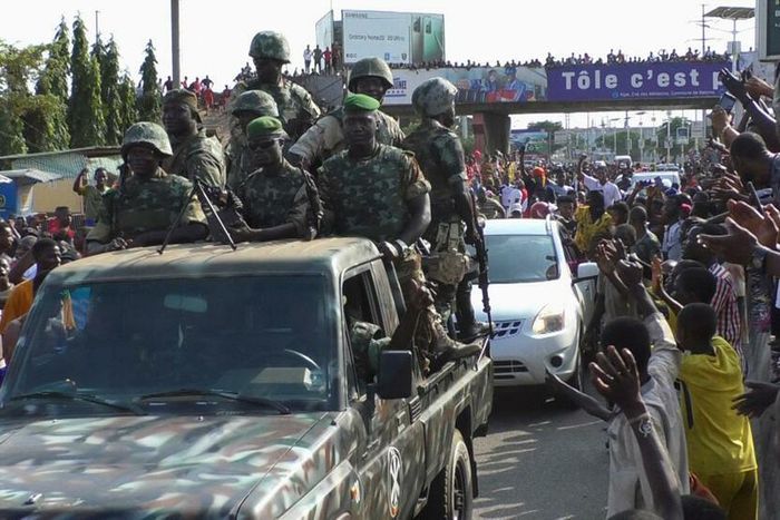 Les habitants applaudissent les soldats de l'armée alors qu'ils célèbrent le soulèvement à Conakry, en Guinée, le 5 septembre 2021 REUTERS - Souleymane Camara