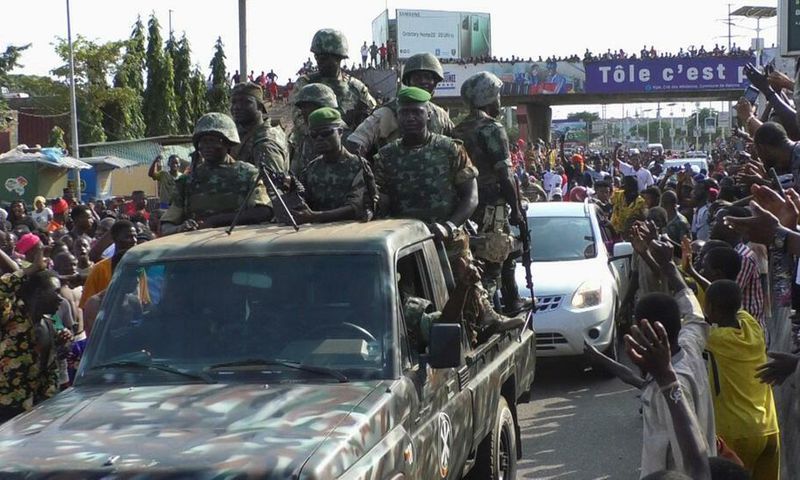 Les habitants applaudissent les soldats de l'armée alors qu'ils célèbrent le soulèvement à Conakry, en Guinée, le 5 septembre 2021 REUTERS - Souleymane Camara
