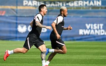 in the wings: Lionel Messi and Neymar are training but will not play for Paris Saint-Germain against Strasbourg