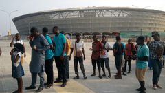Des supporters à l'entrée d'un stade au Cameroun