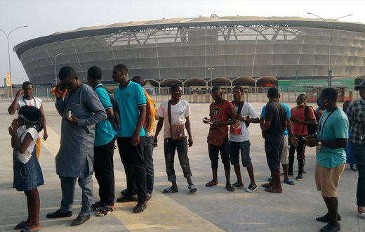 Des supporters à l'entrée d'un stade au Cameroun