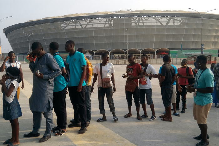 Des supporters à l'entrée d'un stade au Cameroun