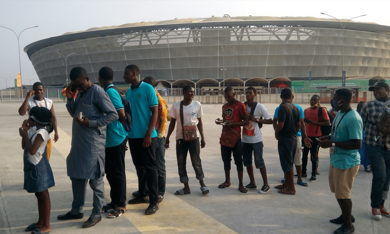 Des supporters à l'entrée d'un stade au Cameroun