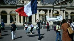 Quelques manifestants opposés au pass sanitaire s'étaient donné rendez-vous ce jeudi devant le siège du Conseil constitutionnel Mais ce dernier a bien validé les principales dispositions du projet de loi AFP - STEPHANE DE SAKUTIN