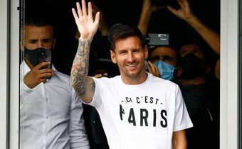640x410 messi-salue-foule-arrivee-bourget