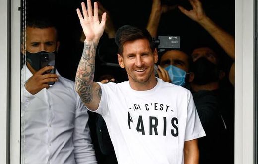 640x410 messi-salue-foule-arrivee-bourget