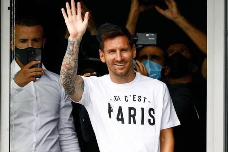 640x410 messi-salue-foule-arrivee-bourget