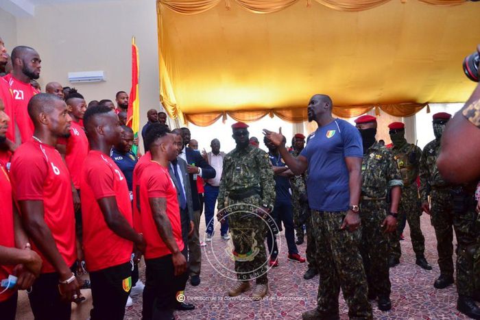 Remise de drapeau aux joueurs guinéens