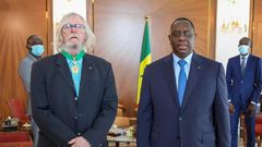 Didier Raoult décoré par Macky Sall