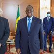 Didier Raoult décoré par Macky Sall