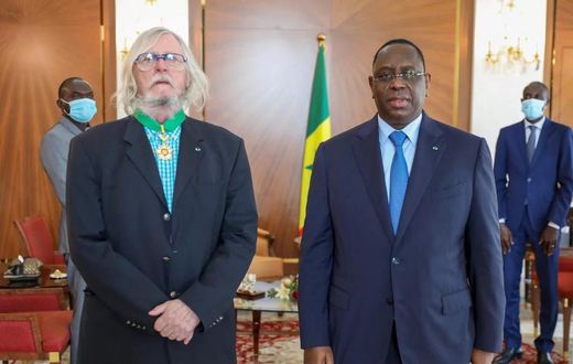 Didier Raoult décoré par Macky Sall