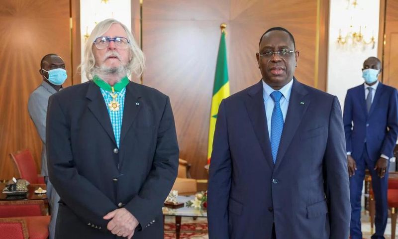 Didier Raoult décoré par Macky Sall