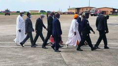 La délégation de la Cédéao à son arrivée à l'aéroport de Conakry le 10 septembre 2021 REUTERS - STRINGER