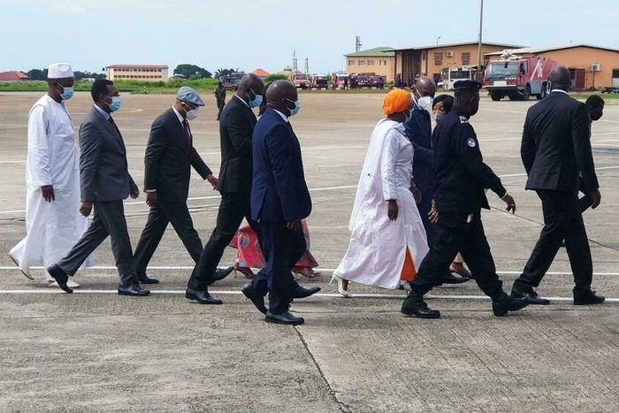 La délégation de la Cédéao à son arrivée à l'aéroport de Conakry le 10 septembre 2021 REUTERS - STRINGER