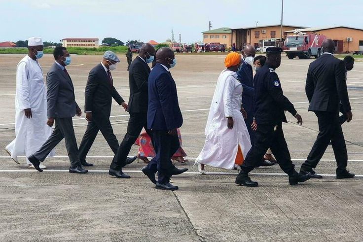 La délégation de la Cédéao à son arrivée à l'aéroport de Conakry le 10 septembre 2021 REUTERS - STRINGER