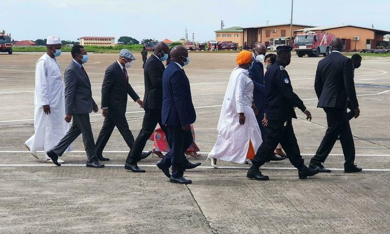 La délégation de la Cédéao à son arrivée à l'aéroport de Conakry le 10 septembre 2021 REUTERS - STRINGER